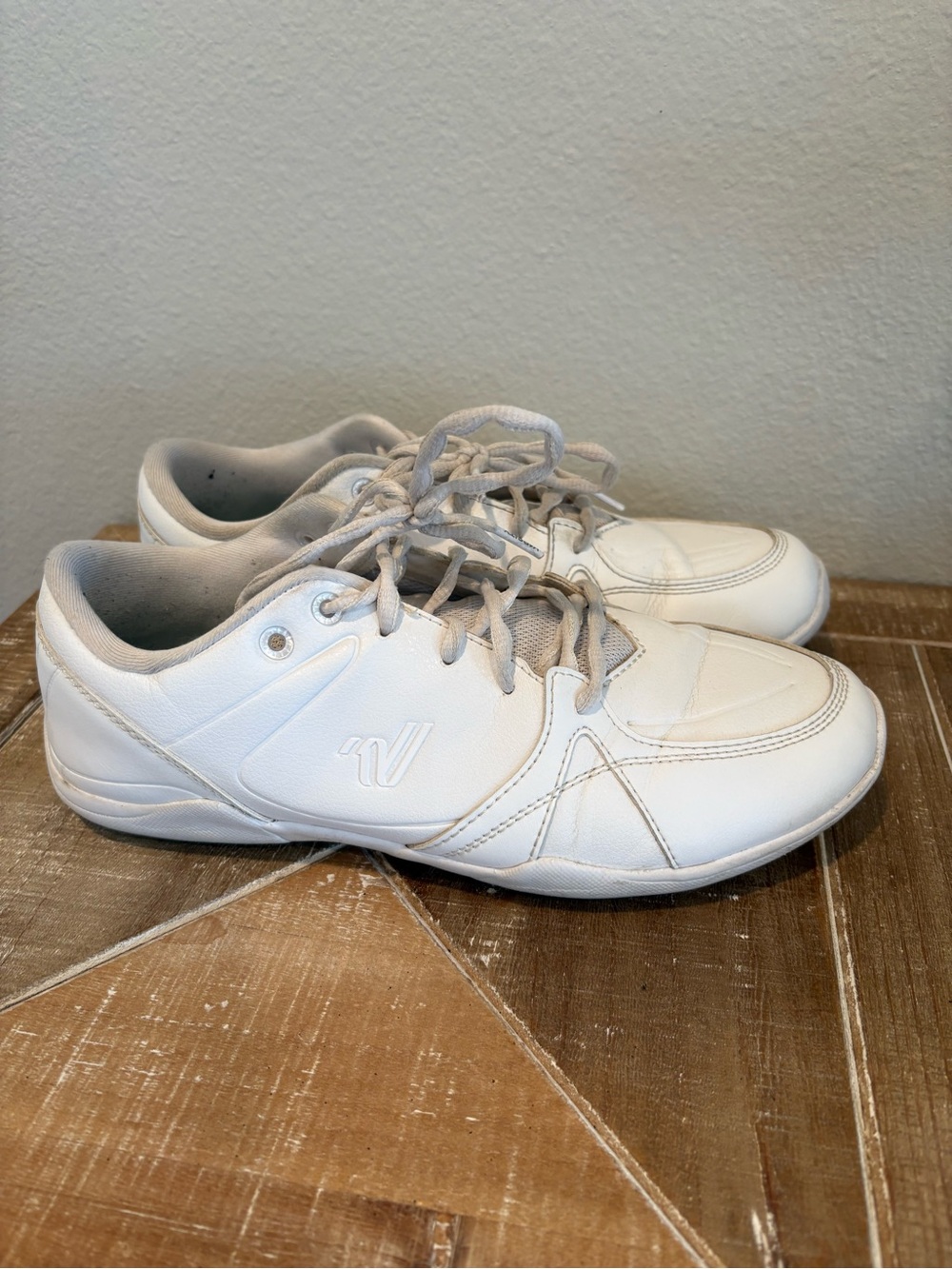 Cheer shoes Varsity Huddle White Low Top Lace-Up Athletic Sneaker Solid Size 10
